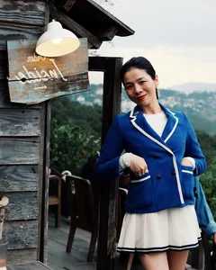 Vietnamese Celebs Decorate for Tet: The Red Paper Fan Trend - image 5