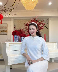 Vietnamese Celebs Decorate for Tet: The Red Paper Fan Trend - image 3