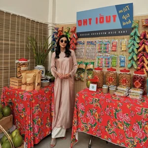 Vietnamese Celebs Decorate for Tet: The Red Paper Fan Trend - image 6