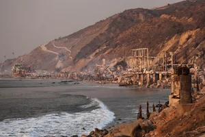 Haunting Images of Los Angeles: The 'War Zone' Reality Left Behind by Wildfire Disasters - image 6
