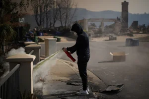 Haunting Images of Los Angeles: The 'War Zone' Reality Left Behind by Wildfire Disasters - image 7