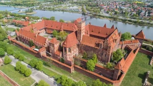 The Breathtaking Castle That Took Over 130 Years to Build - image 5