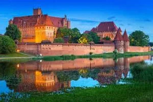 The Breathtaking Castle That Took Over 130 Years to Build - image 7