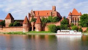 The Breathtaking Castle That Took Over 130 Years to Build - image 8