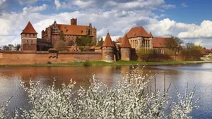 The Breathtaking Castle That Took Over 130 Years to Build - image 4