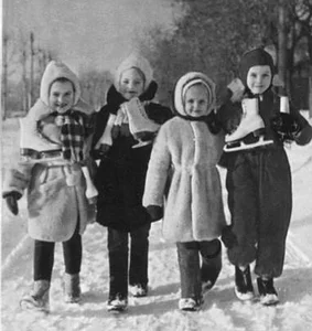 A Rare Glimpse: Daily Life of Women in 1950s Soviet Union - image 4