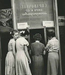 A Rare Glimpse: Daily Life of Women in 1950s Soviet Union - image 1