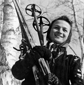 A Rare Glimpse: Daily Life of Women in 1950s Soviet Union - image 7