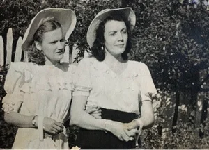 A Rare Glimpse: Daily Life of Women in 1950s Soviet Union - image 3
