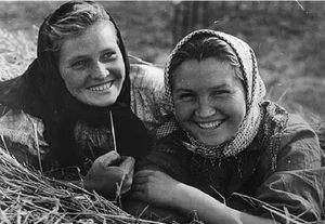 A Rare Glimpse: Daily Life of Women in 1950s Soviet Union - image 8