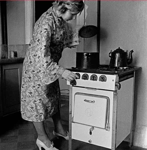 A Rare Glimpse: Daily Life of Women in 1950s Soviet Union - image 15