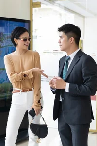 Miss Universe Vietnam Ngoc Chau Shines on the Red Carpet: Elegant Fashion and Body-Flattering Style Trends - image 1