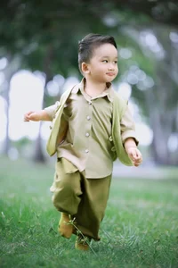 Family Style: Ha Tri Quang and Thanh Doan’s Matching Outfits with Their Children - image 5