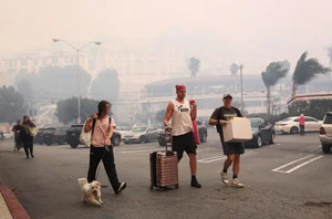 Devastating California Wildfires Force Evacuation of 30,000 Residents - image 12