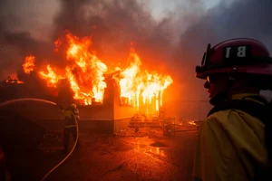 Devastating California Wildfires Force Evacuation of 30,000 Residents - image 10