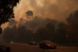 Devastating California Wildfires Force Evacuation of 30,000 Residents - image 7