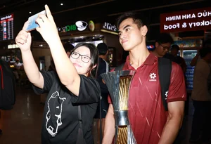 Coach Kim Sang-sik and Vietnam U23 Celebrate Historic Championship Victory - image 5