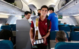Coach Kim Sang-sik and Vietnam U23 Celebrate Historic Championship Victory - image 3