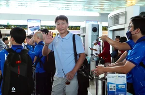 Coach Kim Sang-sik and Vietnam U23 Celebrate Historic Championship Victory - image 2