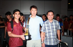 Coach Kim Sang-sik and Vietnam U23 Celebrate Historic Championship Victory - image 4