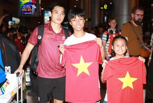 Coach Kim Sang-sik and Vietnam U23 Celebrate Historic Championship Victory - image 0