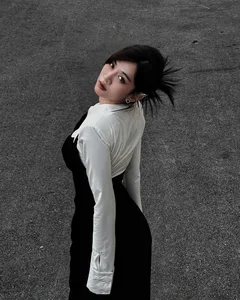 Le Bong Mesmerizes Fans in Traditional Vietnamese Ao Dai Photoshoot - image 0
