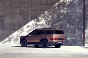 2024 Hyundai Santa Fe: A Bold Redesign with Luxury Land Rover Vibes - image 11