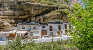 Living on the Edge: The World’s Most Precariously Placed Homes - image 7