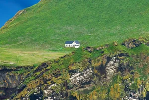 Living on the Edge: The World’s Most Precariously Placed Homes - image 2