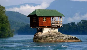 Living on the Edge: The World’s Most Precariously Placed Homes - image 1