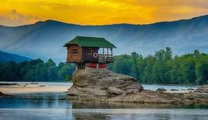 Living on the Edge: The World’s Most Precariously Placed Homes - image 0