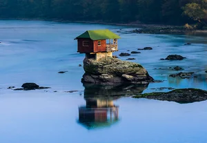 Living on the Edge: The World’s Most Precariously Placed Homes - image 6
