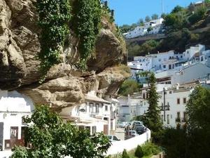 Living on the Edge: The World’s Most Precariously Placed Homes - image 10