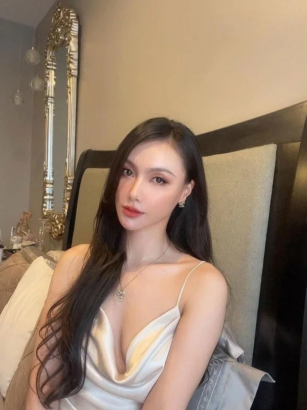 MC Minh Ha Captivates Fans with Stunning Curves and Bold Fashion Choices