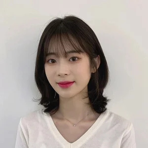 5 Trendy Shoulder-Length Hairstyles to Rock This Summer Season - image 5