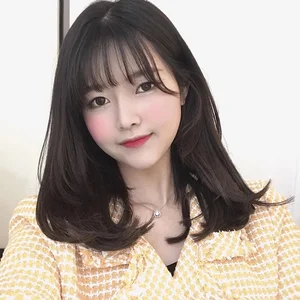 5 Trendy Shoulder-Length Hairstyles to Rock This Summer Season - image 9
