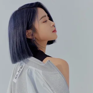 5 Trendy Shoulder-Length Hairstyles to Rock This Summer Season - image 3