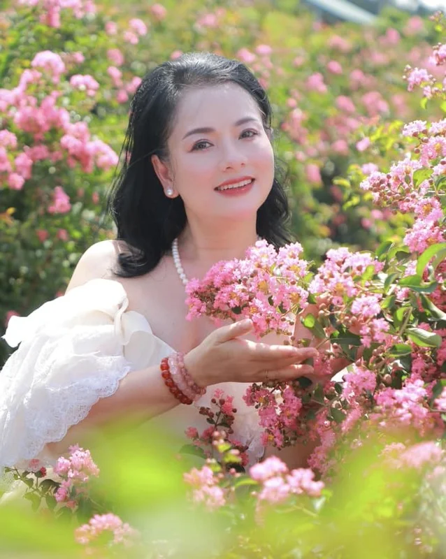 Ageless Grace: The Inspiring Journey of Vietnam's Celebrated Military Actress at 60
