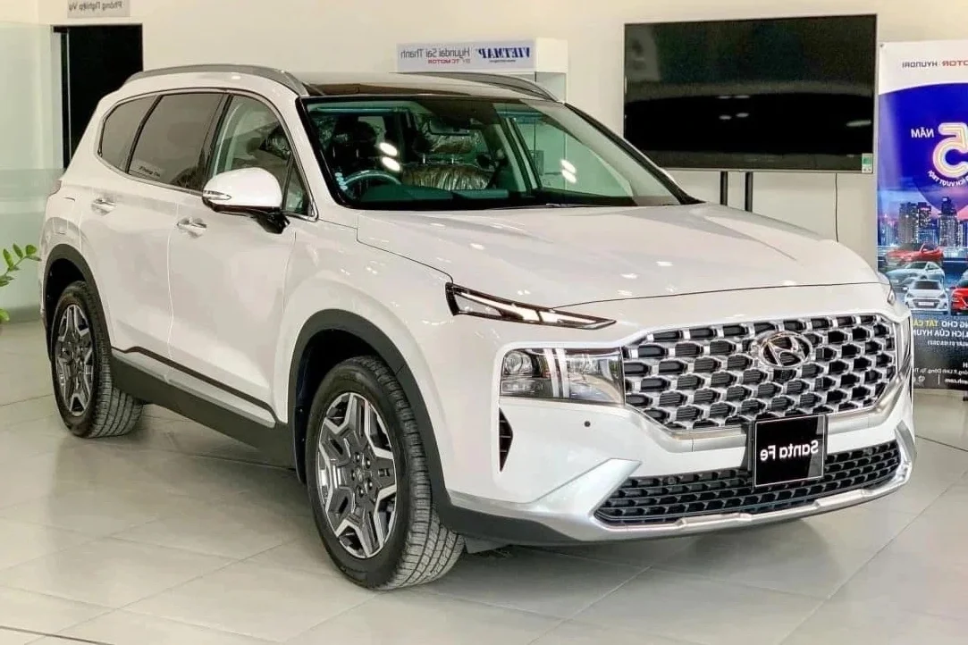 Spied: 2024 Hyundai Santa Fe Spotted Undisguised on Vietnamese Streets