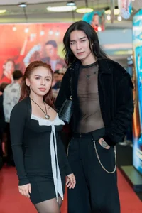 Vietnamese Stars Shine on the Red Carpet Premiere of Tren Ban Nhau Duoi Ban Muu - image 2