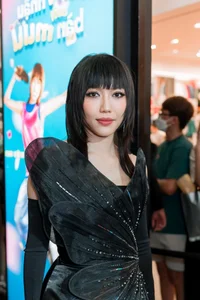 Vietnamese Stars Shine on the Red Carpet Premiere of Tren Ban Nhau Duoi Ban Muu - image 12