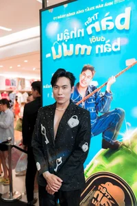 Vietnamese Stars Shine on the Red Carpet Premiere of Tren Ban Nhau Duoi Ban Muu - image 11