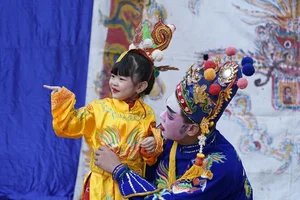 Vietnamese Comedian Trung Ruoi Adorable Daughter Steals Hearts Online - image 6