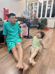 Vietnamese Comedian Trung Ruoi Adorable Daughter Steals Hearts Online - image 1