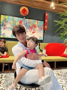 Vietnamese Comedian Trung Ruoi Adorable Daughter Steals Hearts Online - image 0