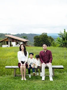 Former Flight Attendant Vu Ngoc Cham Shares Heartwarming Family Moments in New Photoshoot - image 3