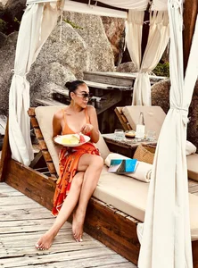 Thiều Bảo Trâm Stuns Fans with Toned Abs and Chic Street Style - image 1