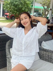 Thiều Bảo Trâm Stuns Fans with Toned Abs and Chic Street Style - image 5