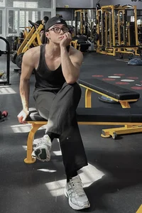 Hai Dang Doo Redefines Masculine Fashion with Muscle-Toning Style - image 9