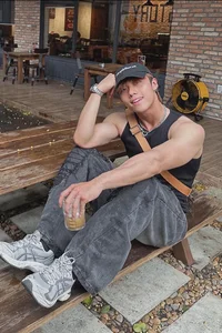 Hai Dang Doo Redefines Masculine Fashion with Muscle-Toning Style - image 5